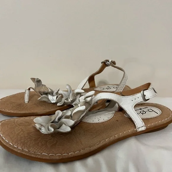 B.O.C. White leather flat sandal in size 9 - Picture 6 of 12